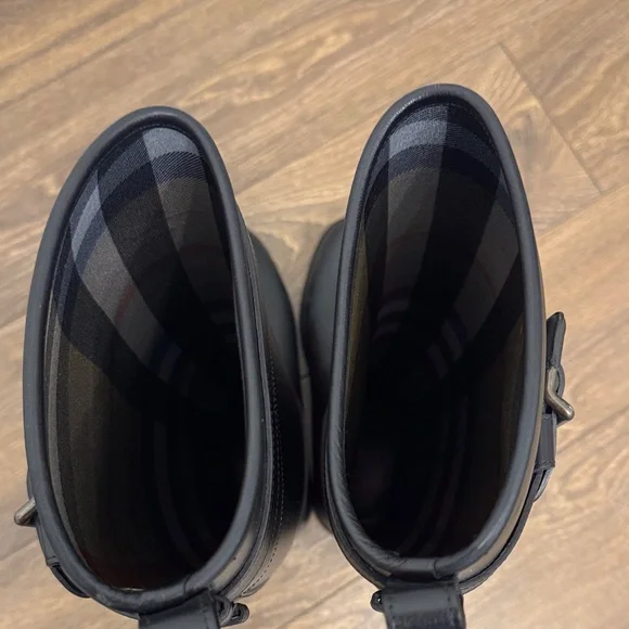 Burberry Women's Black equestrian rain boots with leather straps - Picture 9 of 10
